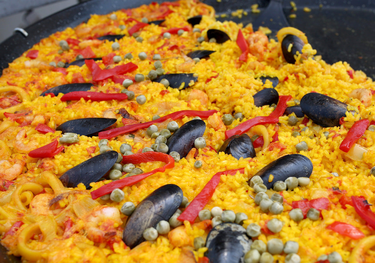 Cooking for a Crowd: Why Cast Iron is the Entertainer's Secret Weapon