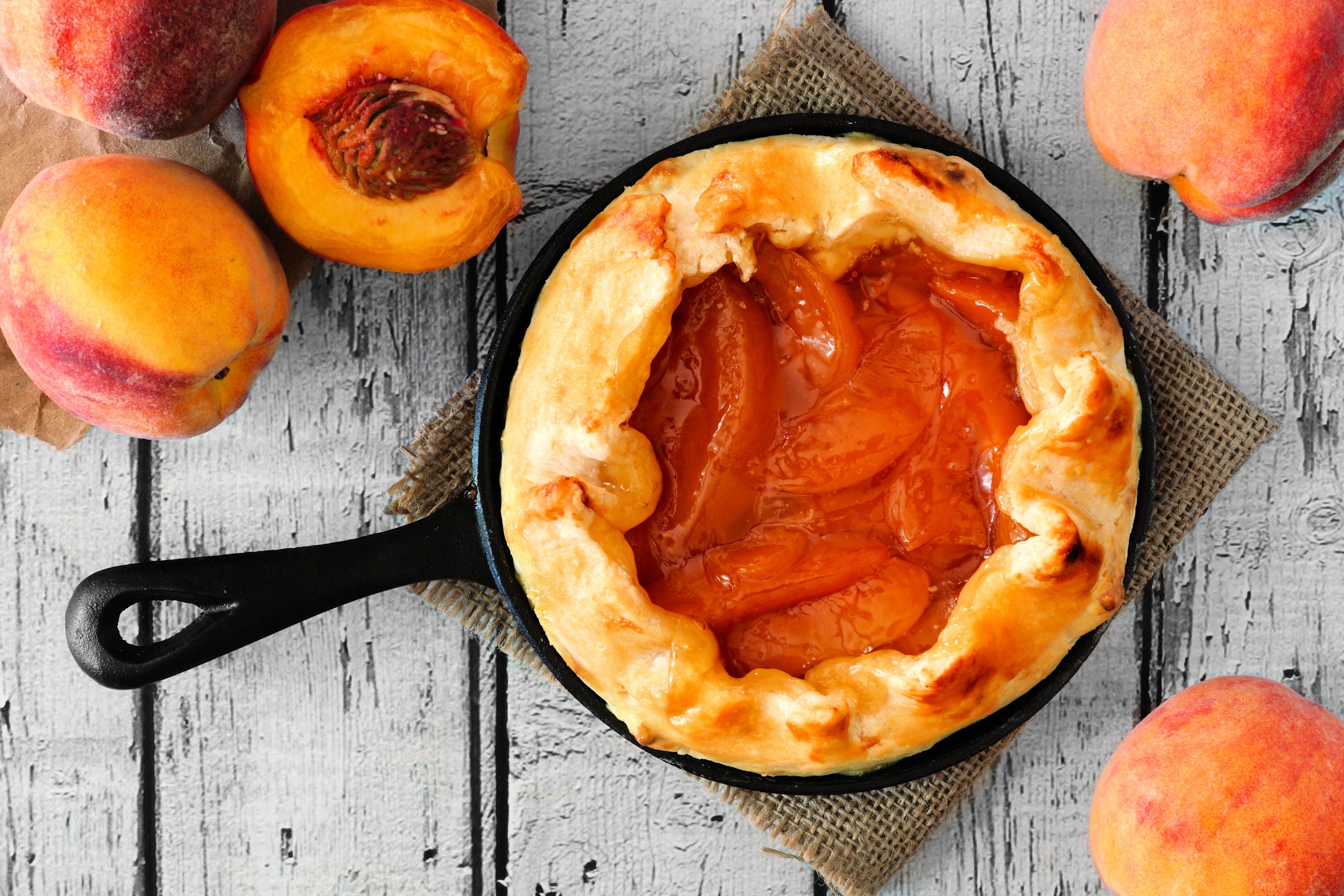 Cast Iron Skillets, Frying Pan Set Of 4 in different sizes, 2 Silicone Potholders