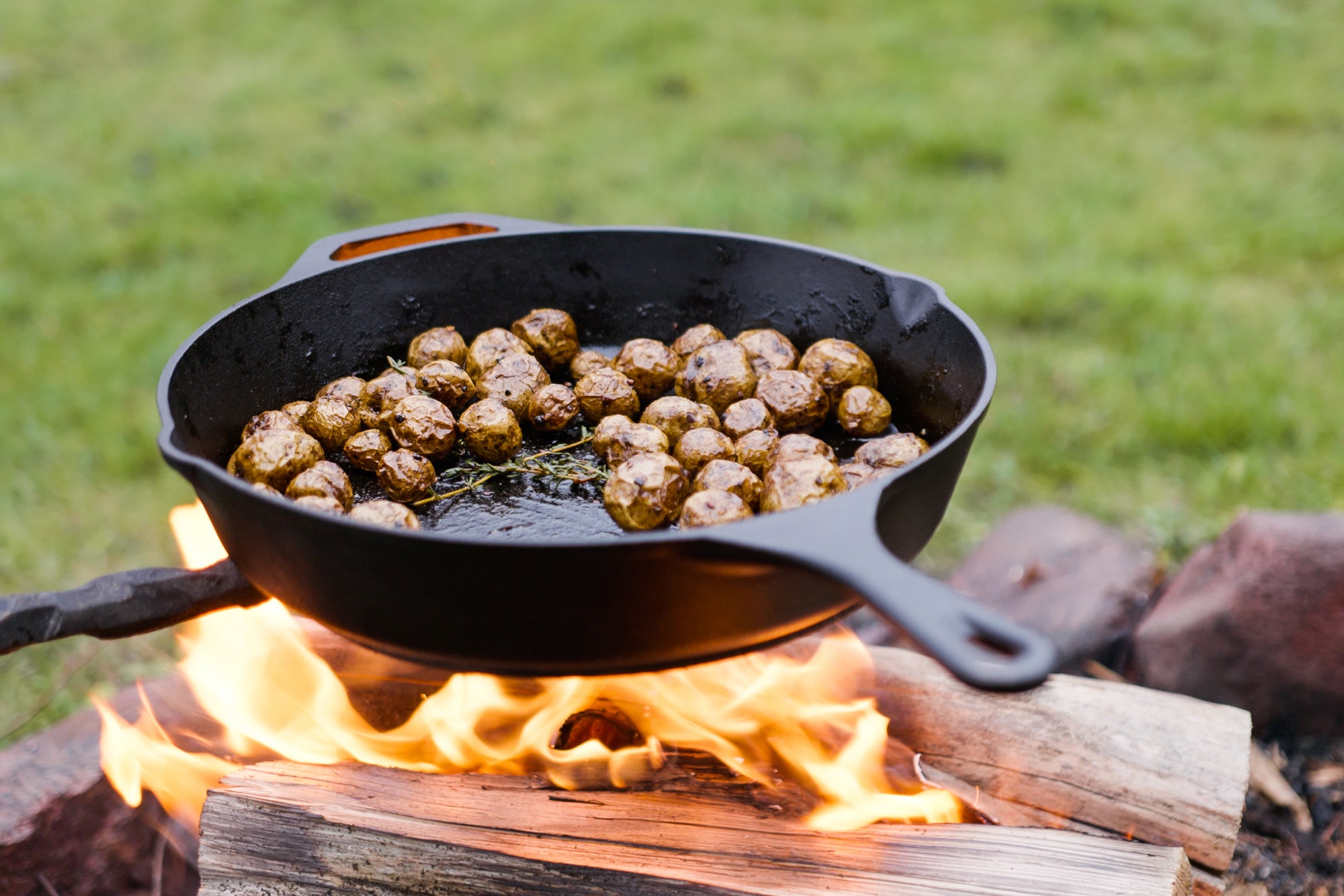 12-Inch (30,5 cm) Cast Iron Skillet Set, Silicone Handle Holders, Glass Lid, Cast Iron Cleaner, Scraper