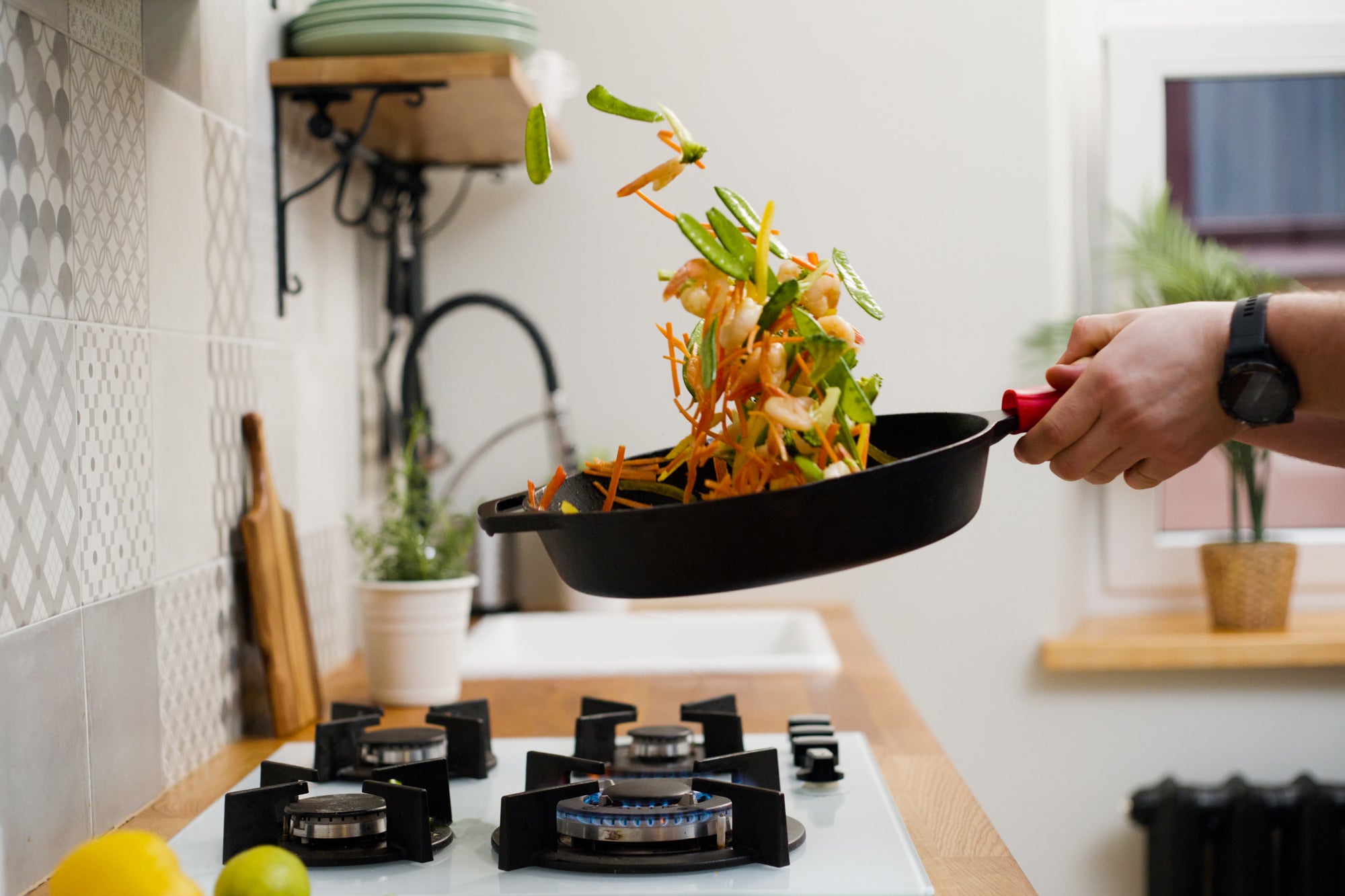 12-Inch (30,5 cm) Cast Iron Skillet Set, Silicone Handle Holders, Glass Lid, Cast Iron Cleaner, Scraper