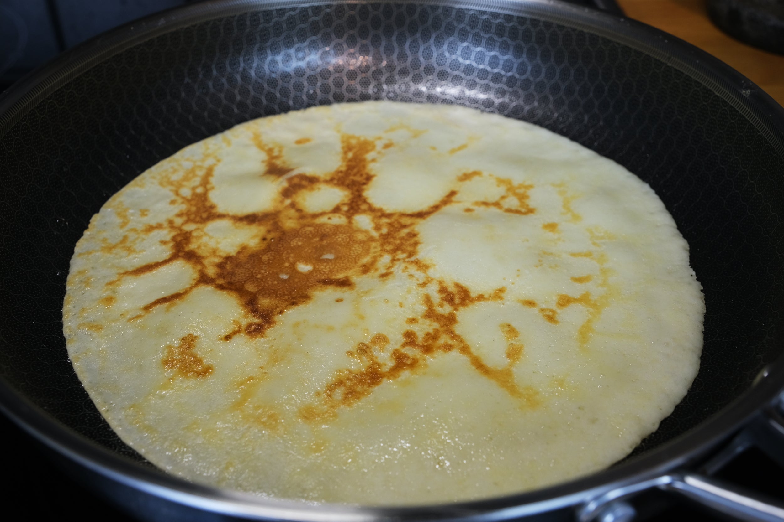 Hybrid Nonstick Frying Pan – 28 cm (11”) Tri-Ply Stainless Steel with Circle Pattern Cooking Surface + Tempered Glass Lid