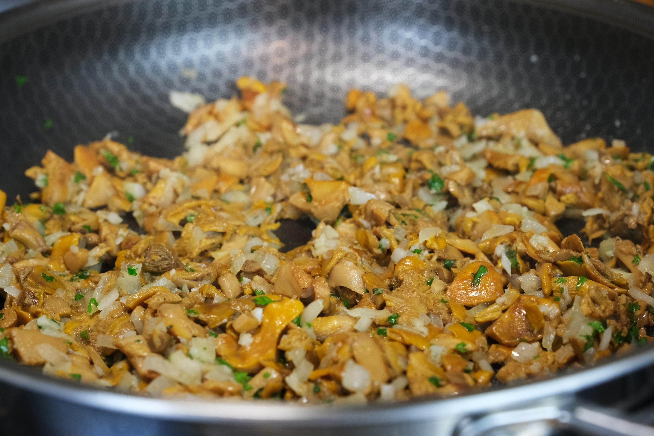 Hybrid Nonstick Frying Pan – 28 cm (11”) Tri-Ply Stainless Steel with Circle Pattern Cooking Surface + Tempered Glass Lid