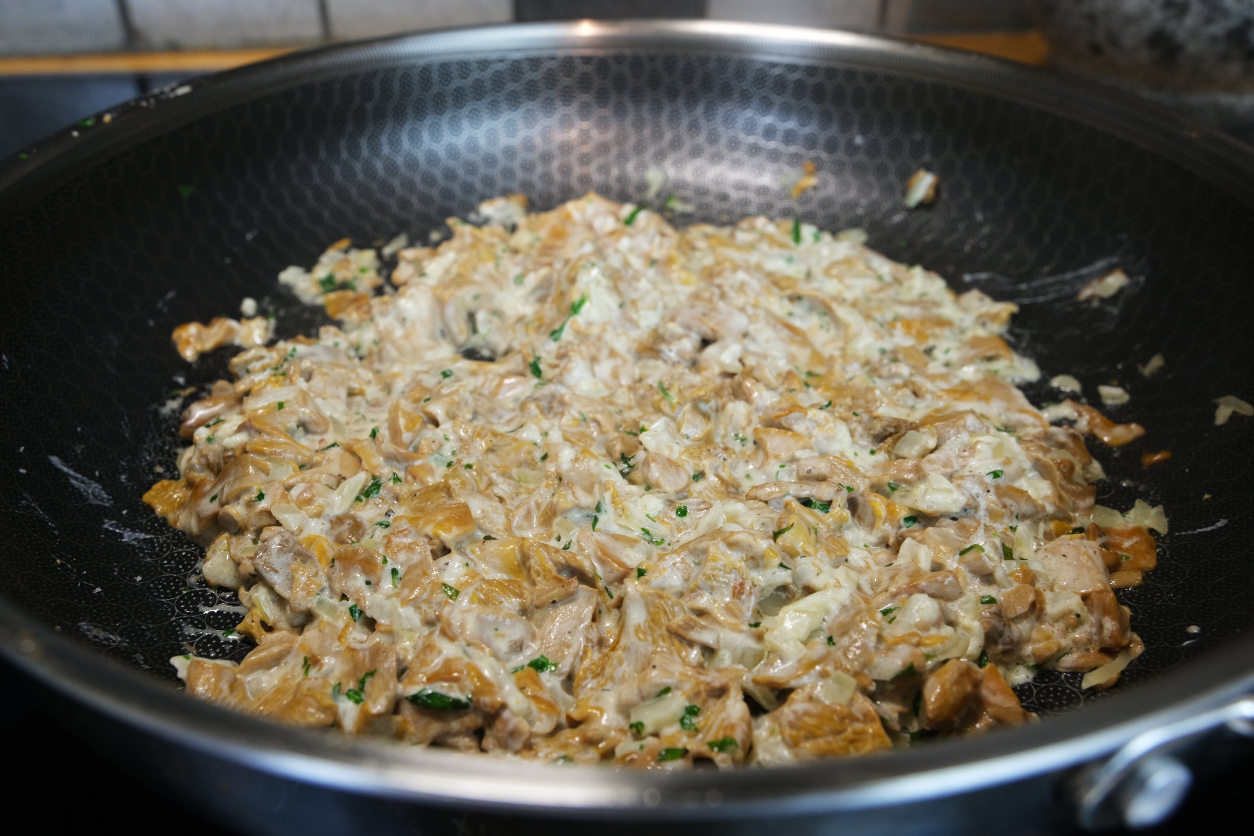 Hybrid Nonstick Frying Pan – 28 cm (11”) Tri-Ply Stainless Steel with Circle Pattern Cooking Surface + Tempered Glass Lid