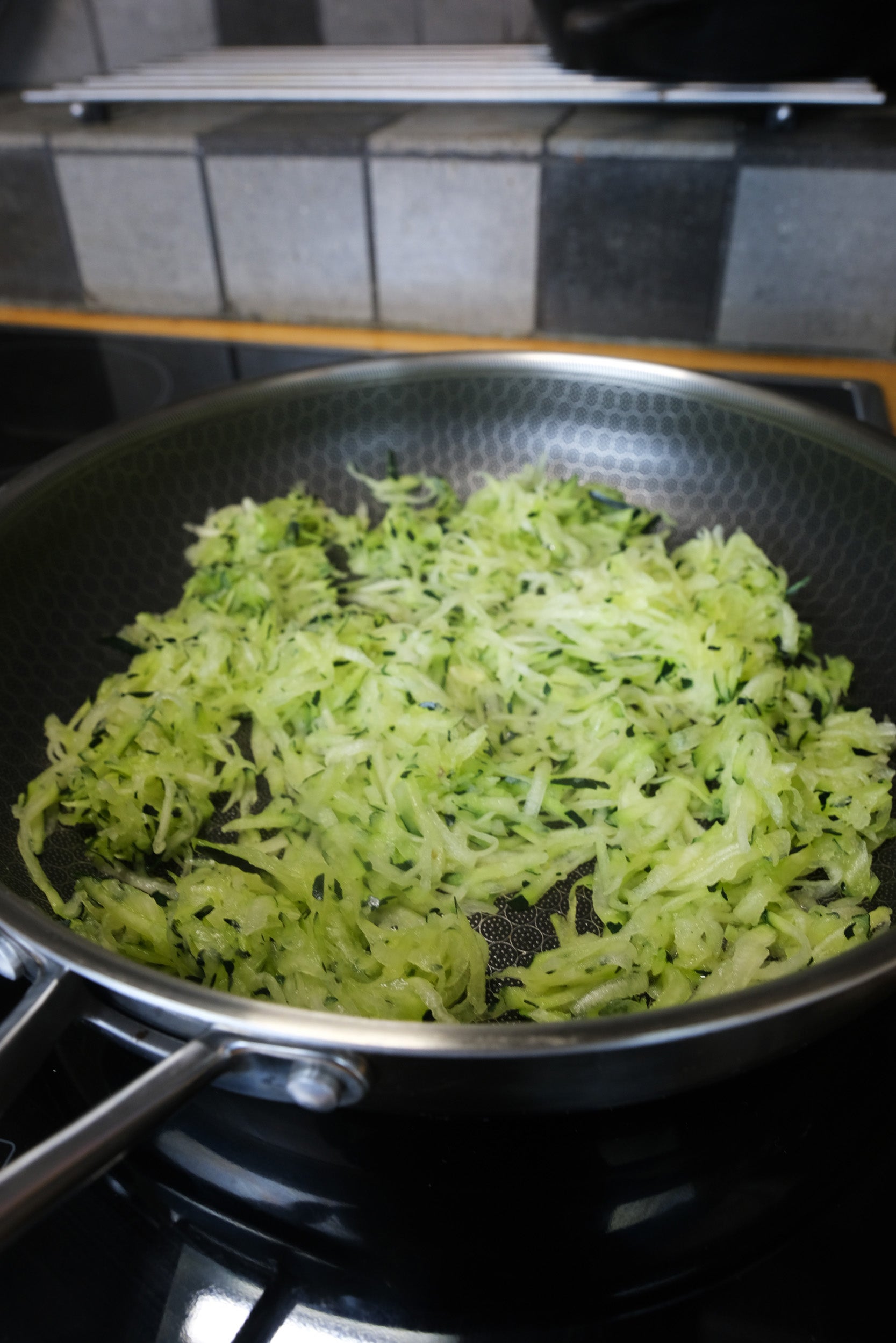 Hybrid Nonstick Frying Pan – 28 cm (11”) Tri-Ply Stainless Steel with Circle Pattern Cooking Surface + Tempered Glass Lid