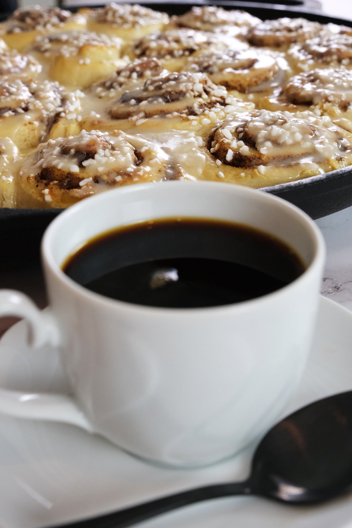 Cast Iron Pizza Pan 13.8"/35 cm, Baking Pan, Cooking Griddle, Silicone Handle Holders, and Scraper