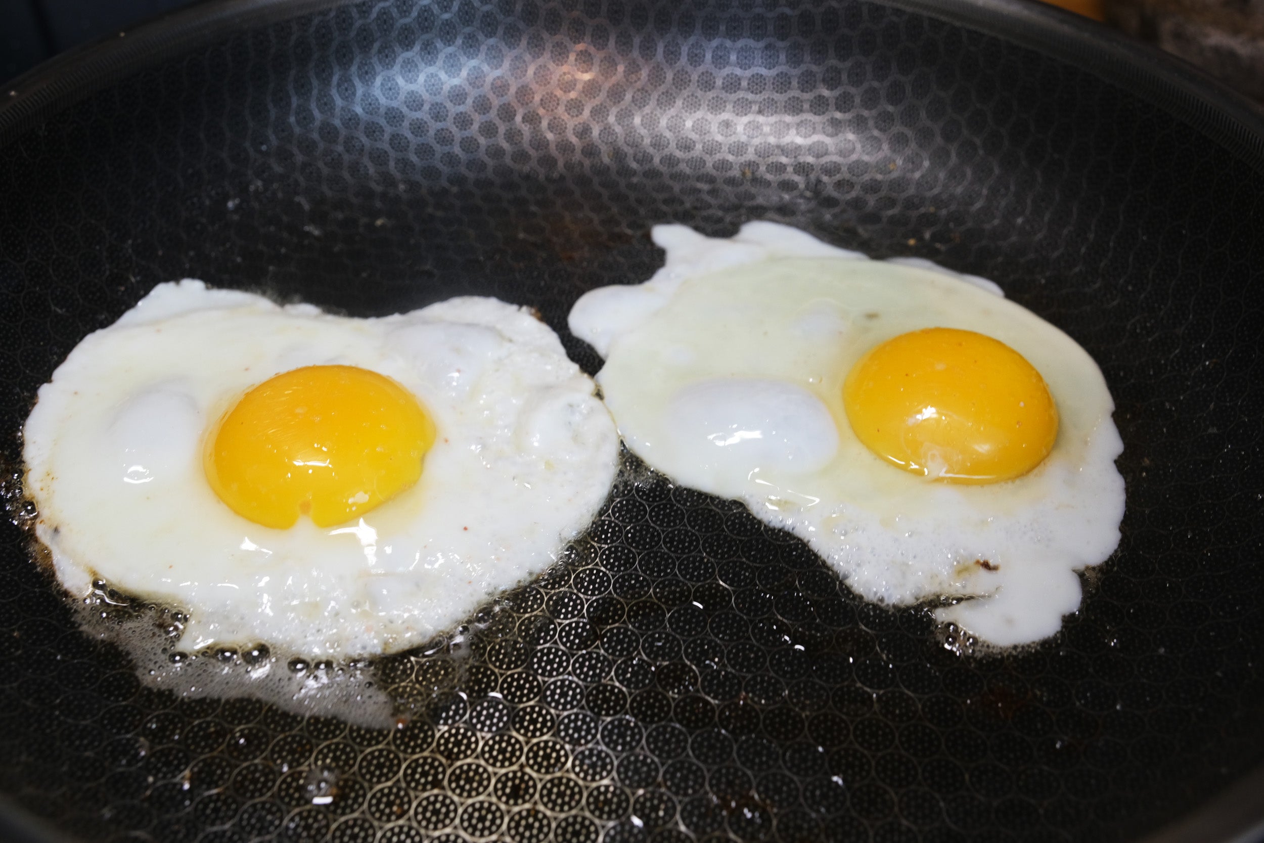 Hybrid Nonstick Frying Pan – 28 cm (11”) Tri-Ply Stainless Steel with Circle Pattern Cooking Surface + Tempered Glass Lid