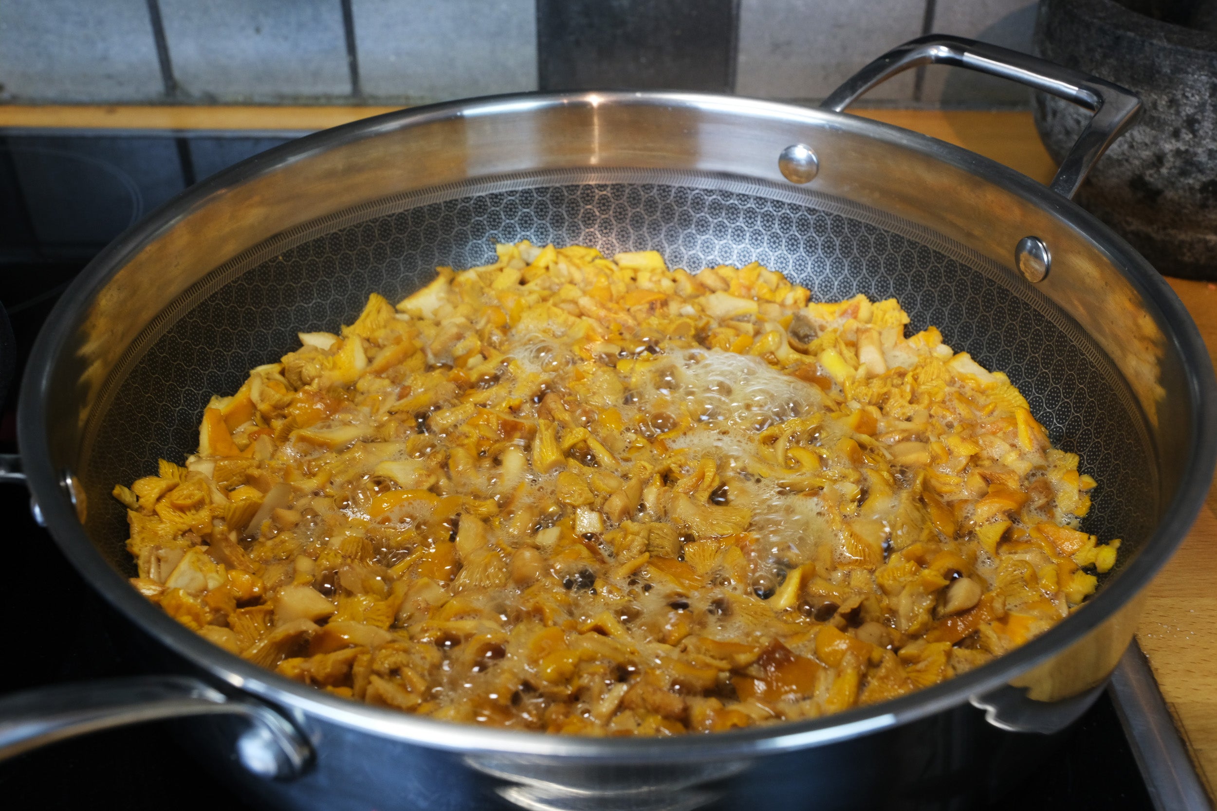 Hybrid Nonstick Sauté Pan – 28 cm (11”) Tri-Ply Stainless Steel with Loop Handles + Tempered Glass Lid, 5 L Capacity