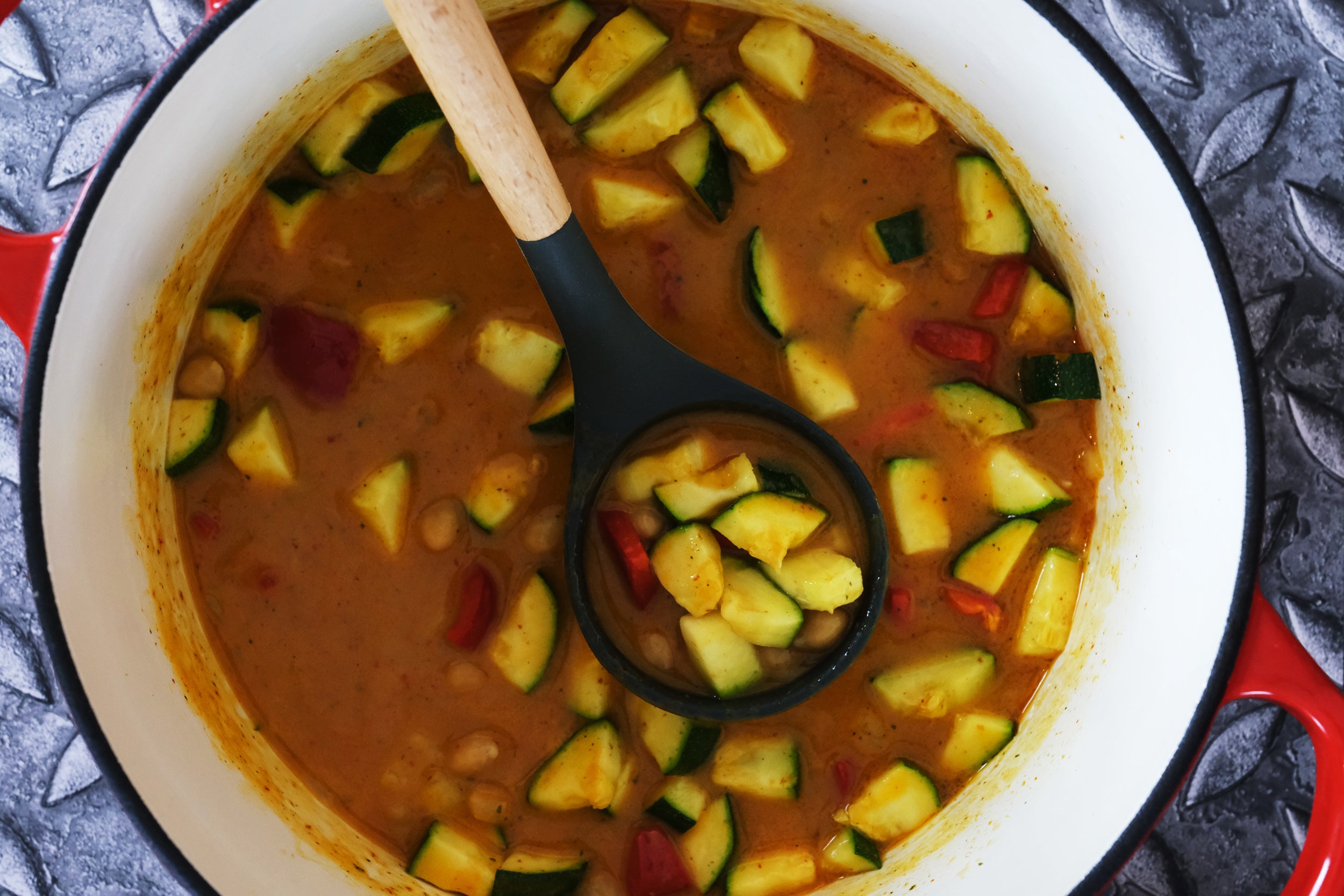 Enameled Cast Iron Dutch Oven Pot, Cocotte, Casserole Dish - Round Red 10.23" (26 cm)