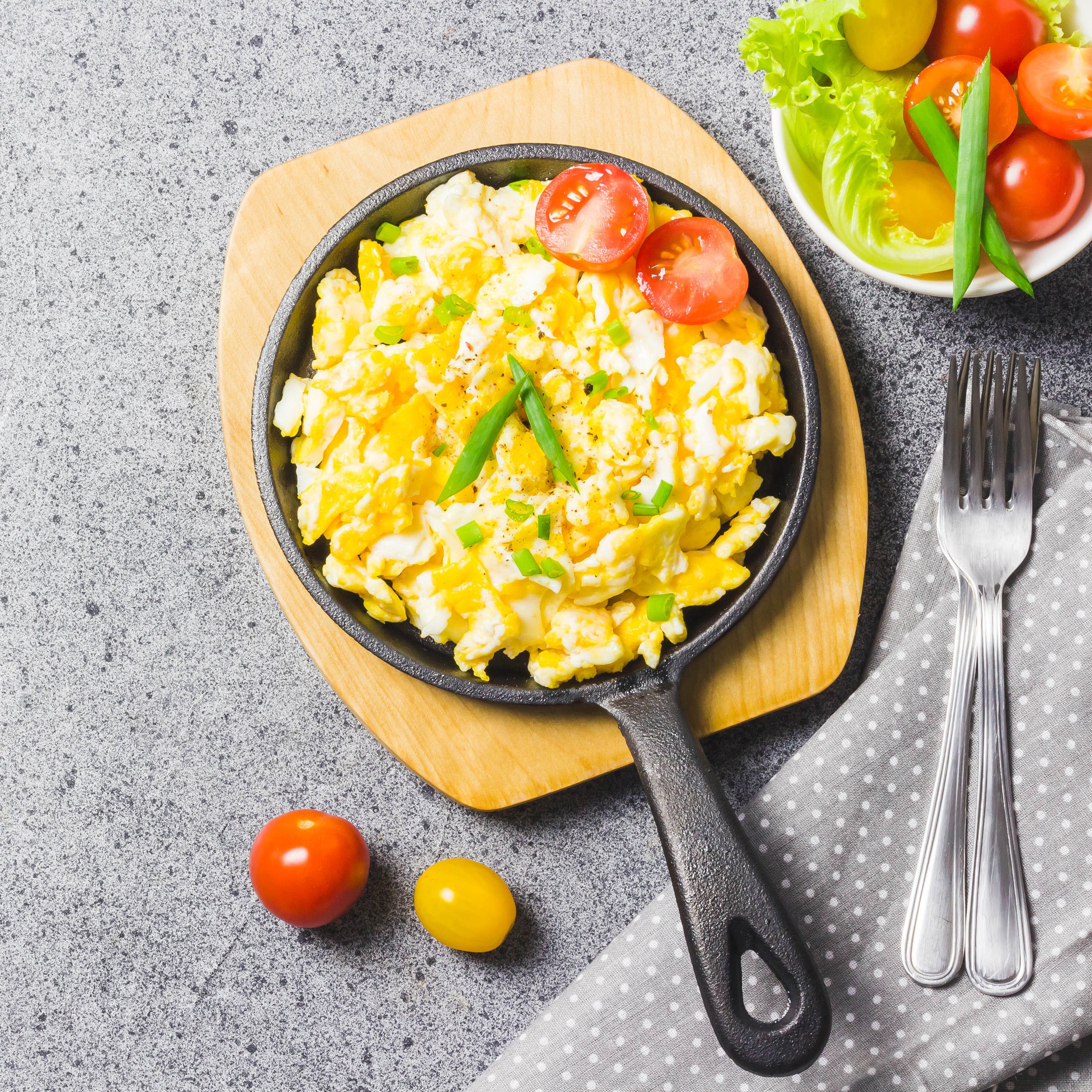 Cast Iron Skillets, Frying Pan Set Of 4 in different sizes, 2 Silicone Potholders