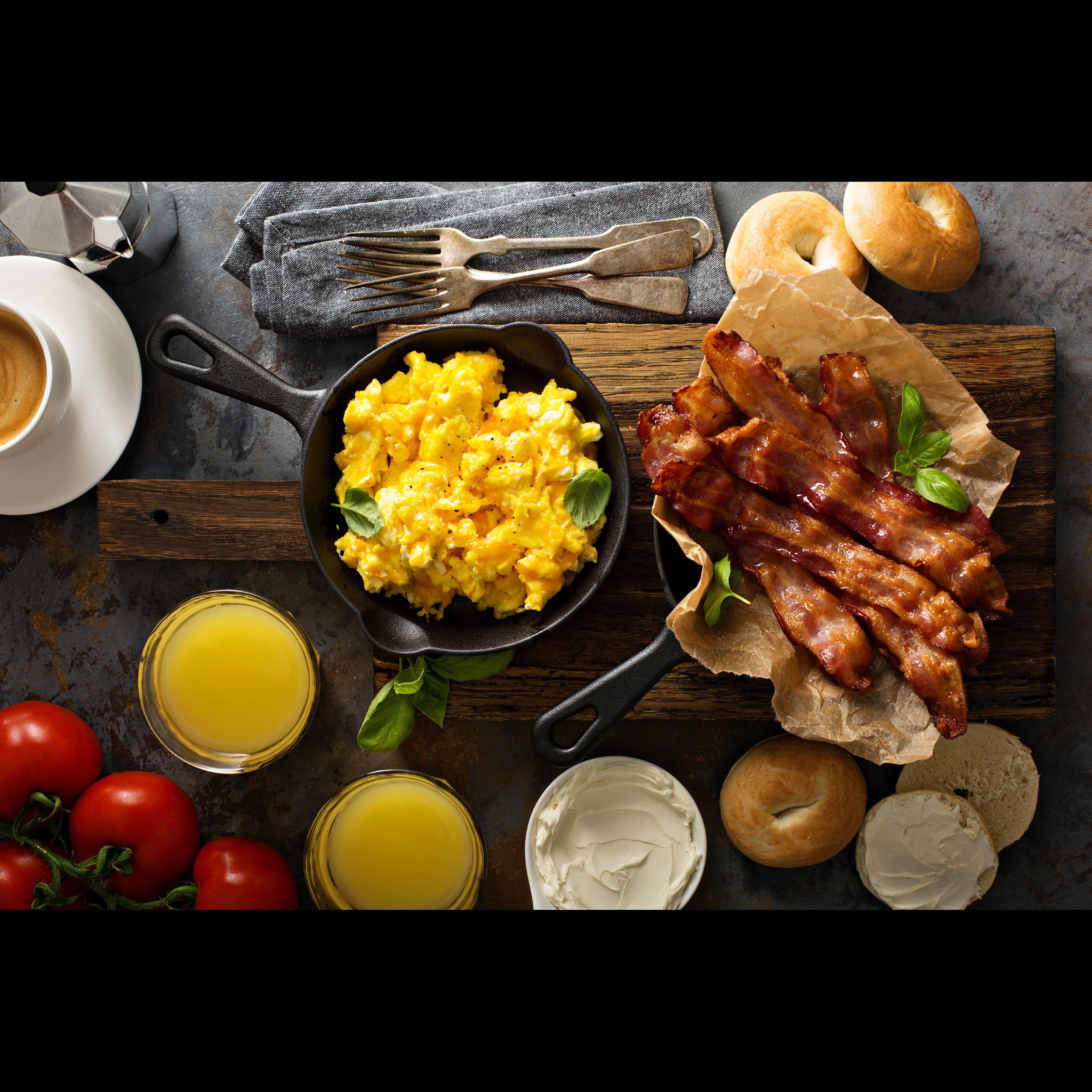 Cast Iron Skillets, Frying Pan Set Of 4 in different sizes, 2 Silicone Potholders