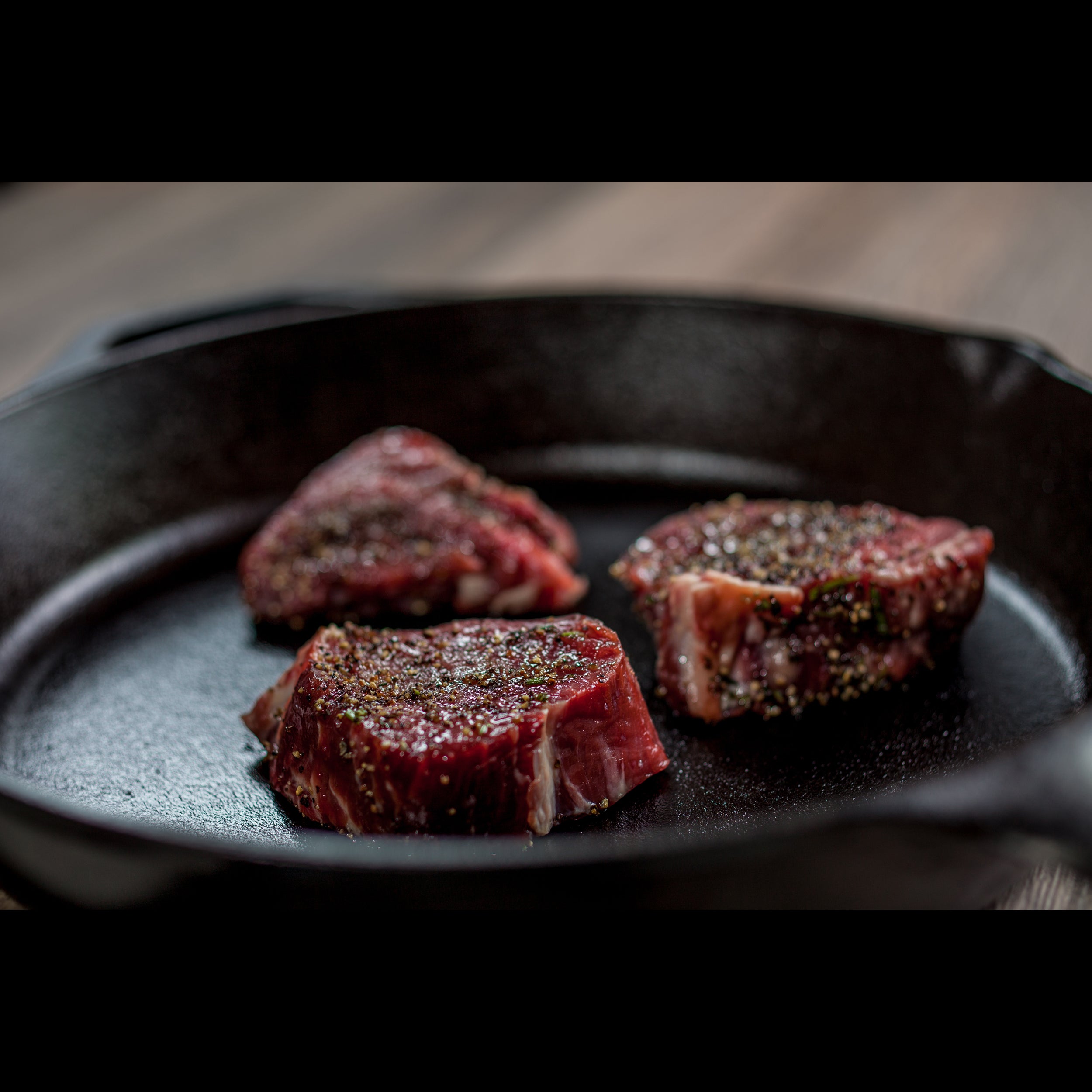 10.25-Inch/26 cm Cast Iron Skillet Set, Silicone Handle Holders, Glass Lid, Cast Iron Cleaner, Scraper