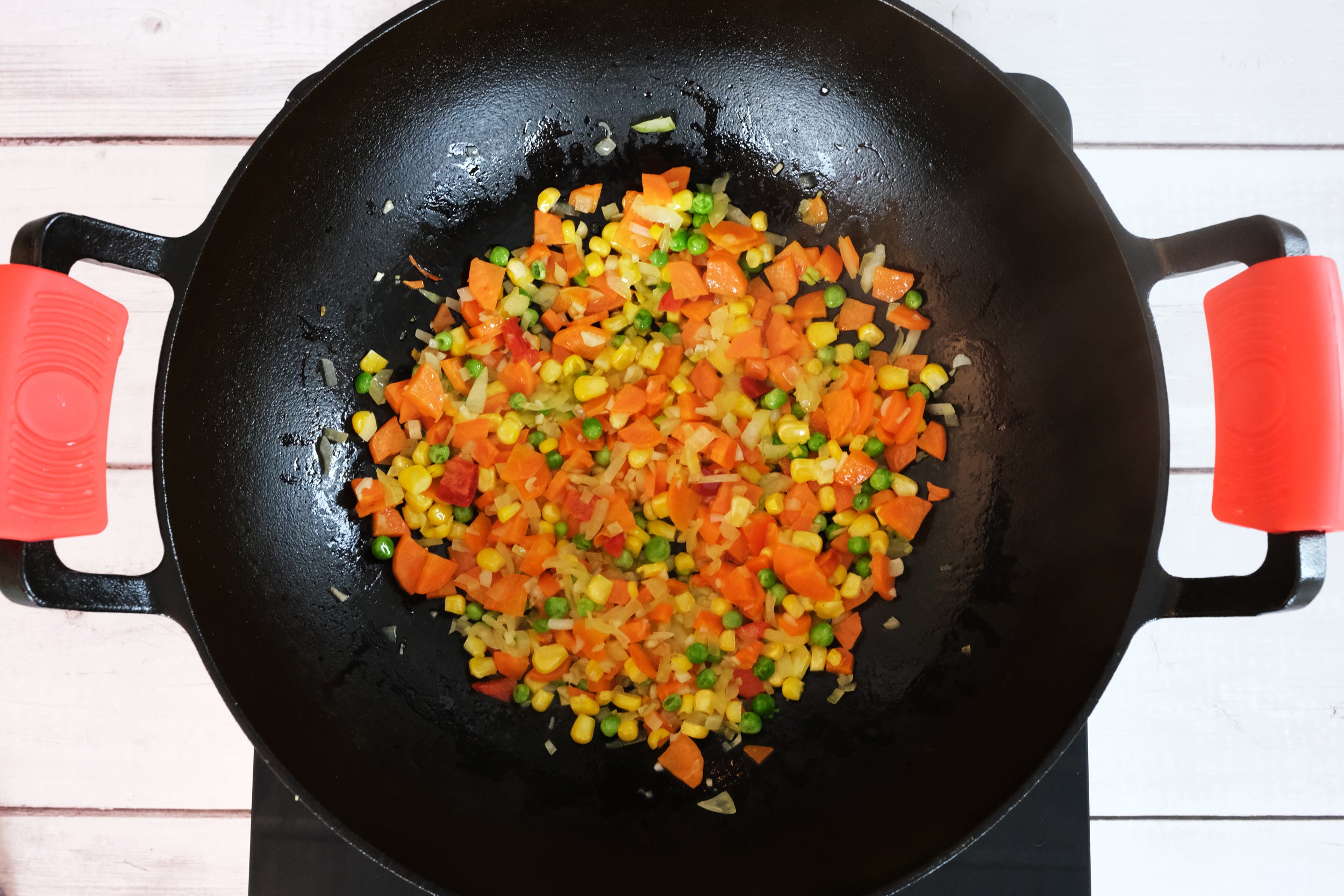 Cast Iron Wok Set 14-Inch (36 cm), Glass Lid, 2 Silicone Handle Holders, 1 Scraper