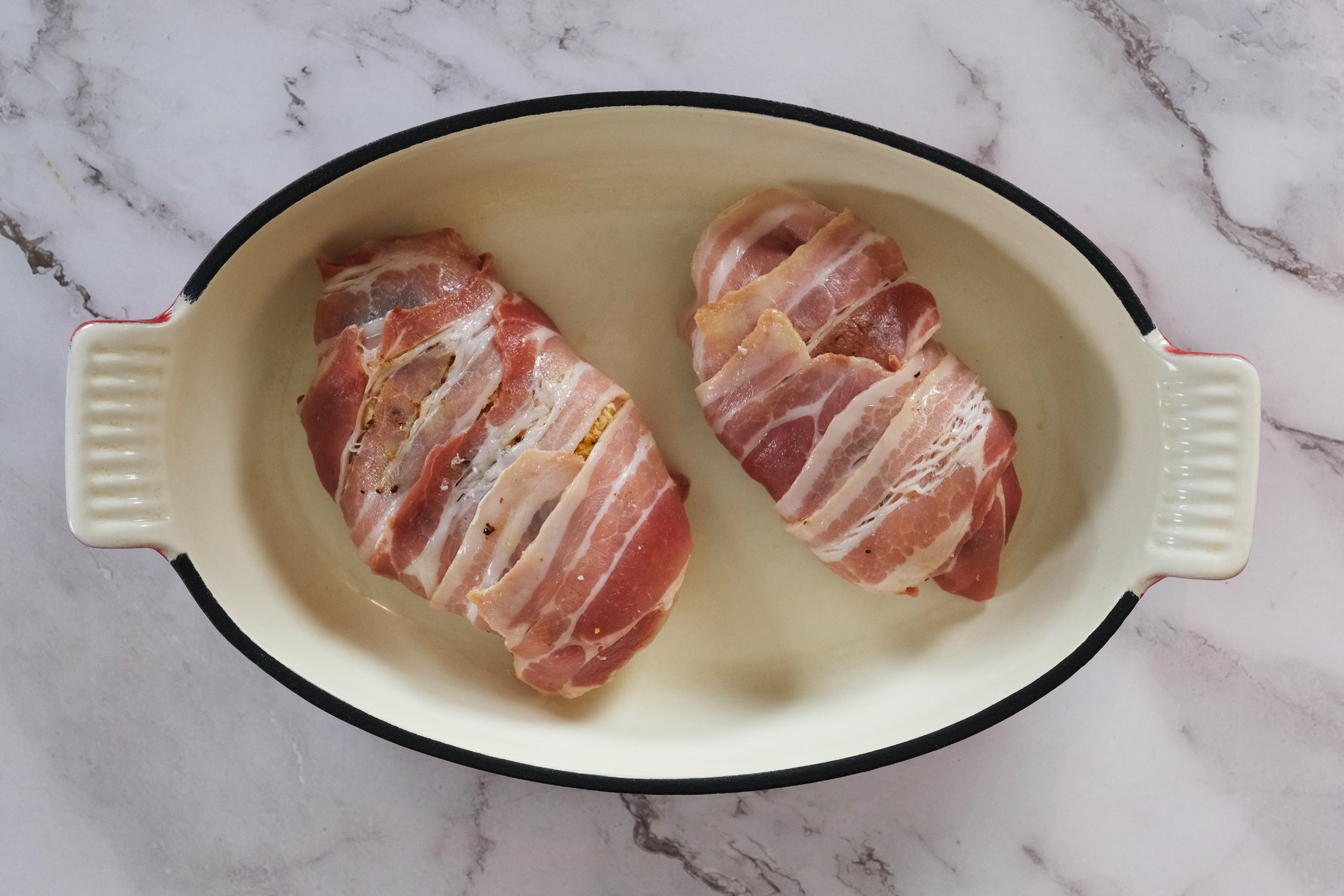 1.58 Qt (1,5 L) Enameled Cast Iron Oval Baking Pan, Lasagna Pan, Roasting Pan - Red + 2 Potholders