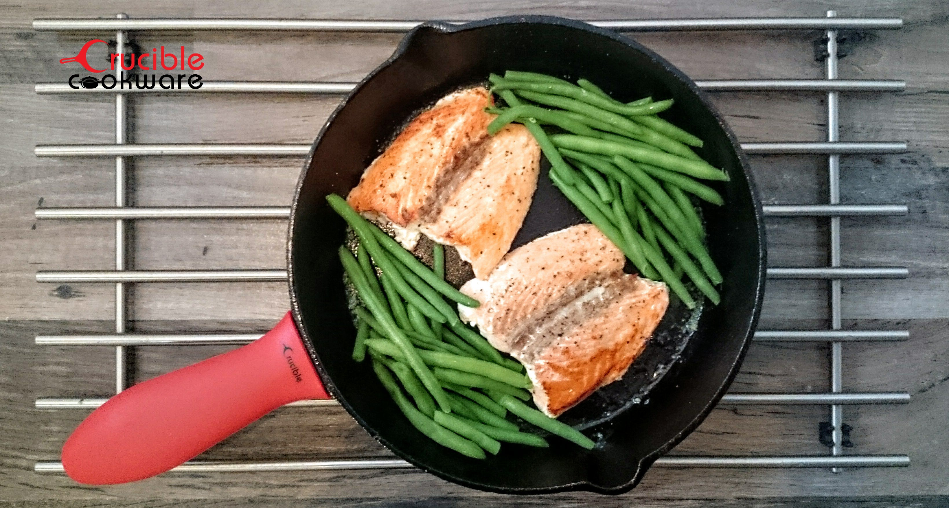 Cast Iron Skillets, Frying Pan Set Of 4 in different sizes, 2 Silicone Potholders